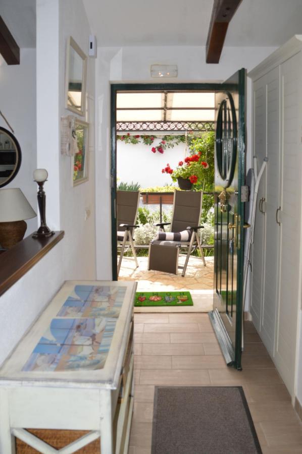 Issa Holiday Home - 3 Min Walk To Beach Kaštela 외부 사진