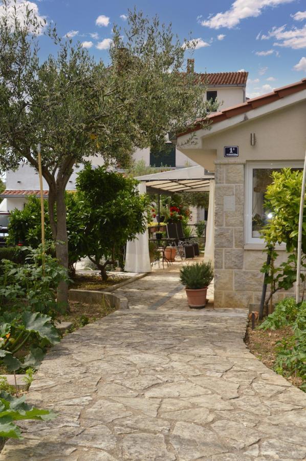 Issa Holiday Home - 3 Min Walk To Beach Kaštela 외부 사진